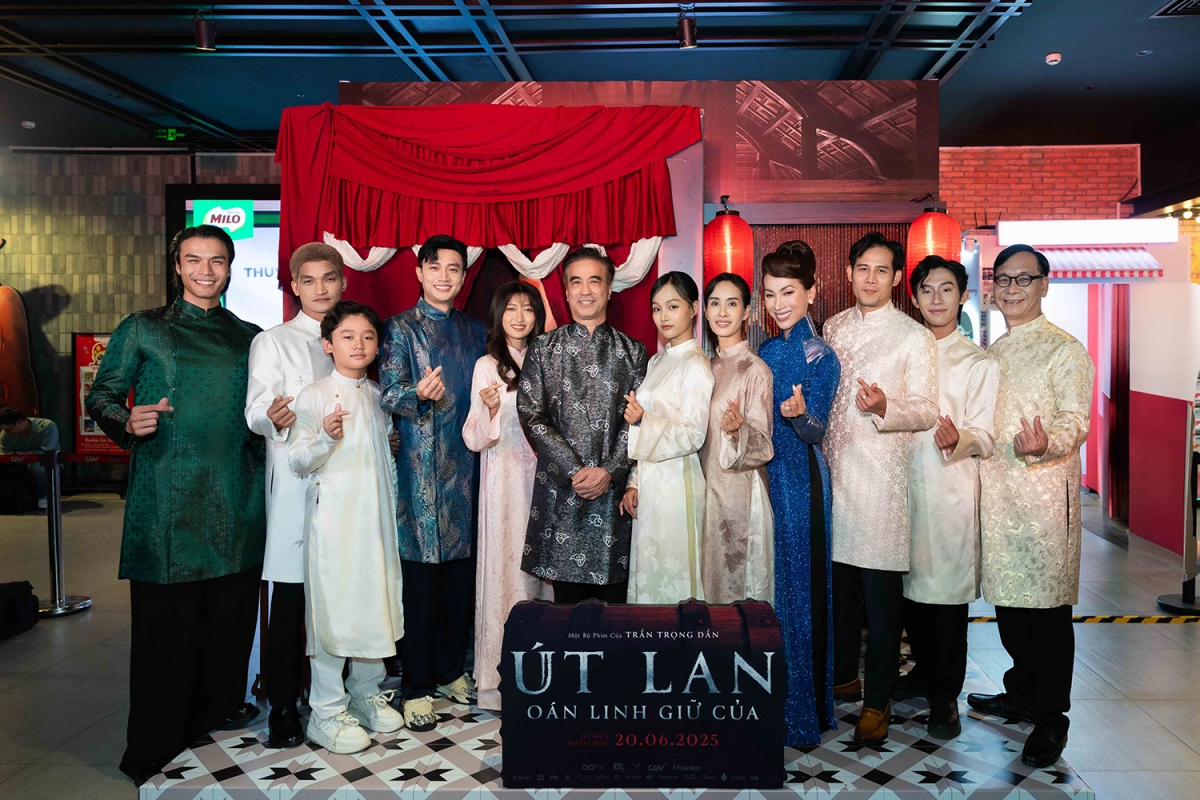 Dàn diễn viên phim "Út Lan": Mạc Văn Khoa, Quốc Trường, Mai Cát Vi, Phương Thanh, NSƯT Đức Khuê, Thanh Thức, Lộ Lộ… đều chọn trang phục áo dài với phong cách thập niên cũ.