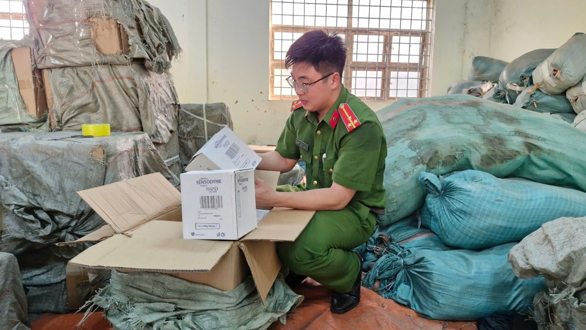 Kem đánh răng, dầu gội, nước xả vải giả mạo các nhãn hiệu… bị các đối tượng vận chuyển, buôn bán