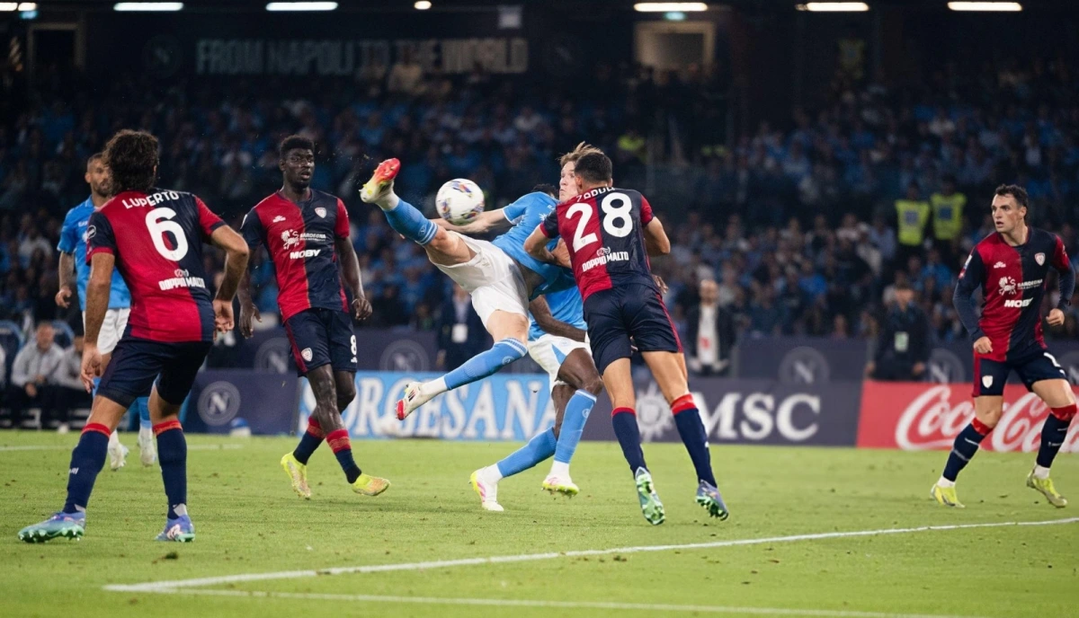 McTominay ngả người dứt điểm ghi bàn cho Napoli. (Ảnh: Getty)