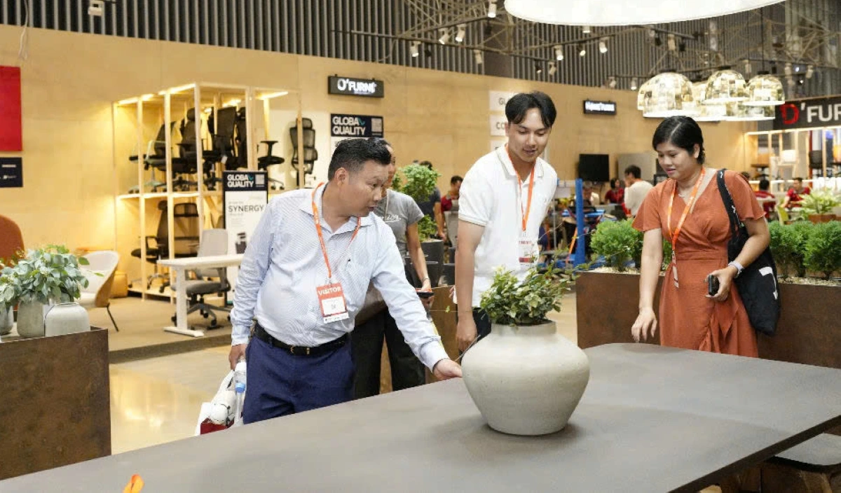Khách hàng xem sản phẩm gỗ trưng bày triển lãm quốc tế về đồ gỗ xuất khẩu tại Quận 7, TP.HCM (Ảnh: QH)