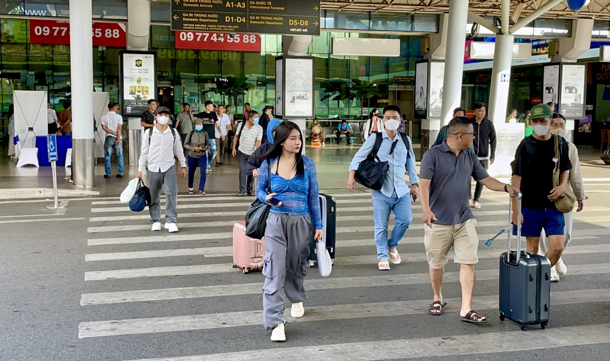 Ngày cuối kỳ nghỉ lễ, sân bay Tân Sơn Nhất phục vụ gần 120.000 lượt khách