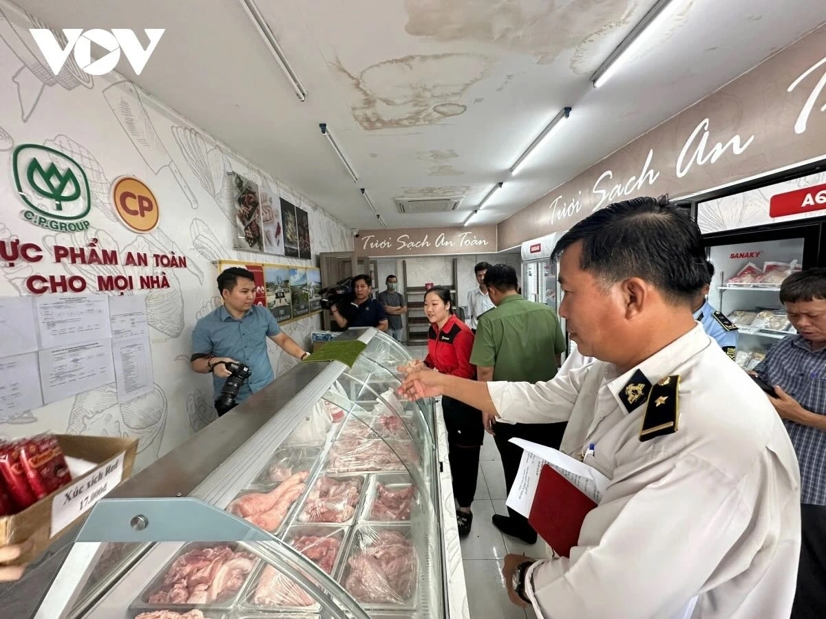 Cơ quan chức năng tiến hành kiểm tra cửa hàng thực phẩm C.P thuộc Công ty Cổ phần Chăn nuôi C.P. Việt Nam tại thị trấn Mỹ Xuyên, huyện Mỹ Xuyên. Ảnh Thạch Hồng/VOV-ĐBSCL