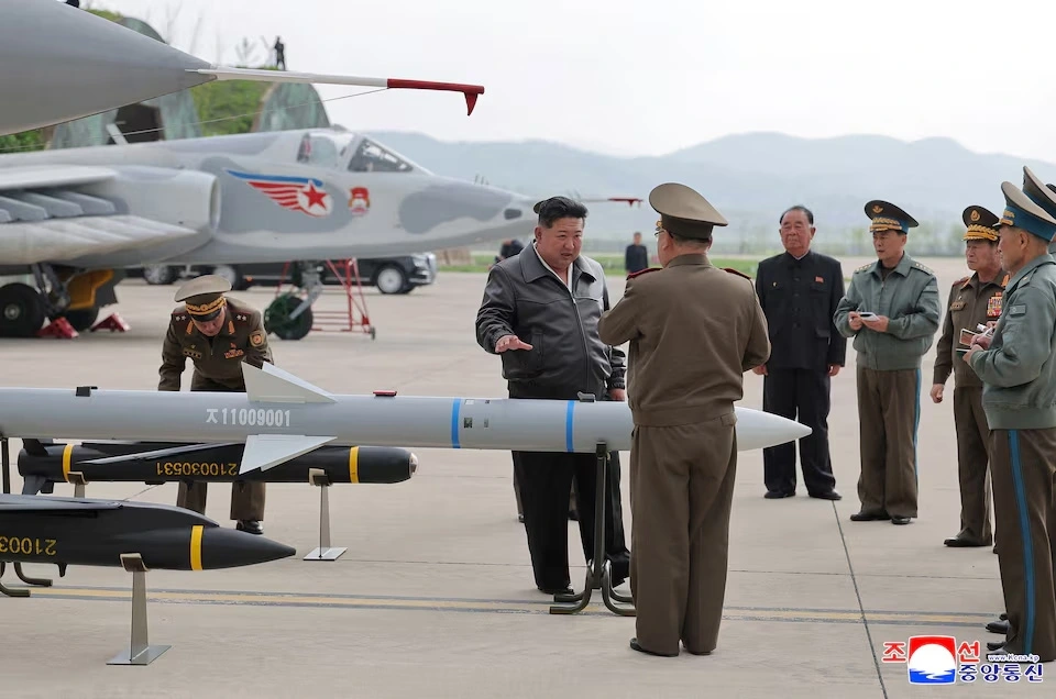 Nhà lãnh đạo Triều Tiên Kim Jong-un trao đổi với các quân nhân khi thị sát các loại vũ khí tại một sân bay, trong bức ảnh được Hãng thông tấn Trung ương Triều Tiên (KCNA) công bố ngày 16/5/2025.