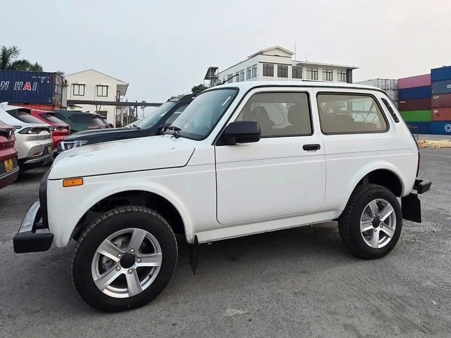 SUV cỡ nhỏ 2 cửa Lada Niva.