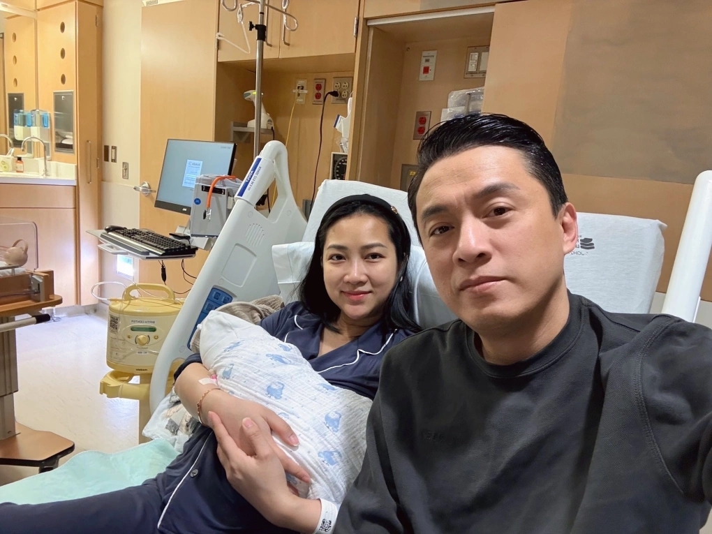 Gia đình Lam Trường - Yến Phương vừa đón thêm thành viên mới, bé Lâm Minh Tiêu. Lam Trường cho biết tên của con trai do bà xã Yến Phương chọn. Chứng kiến hành trình mang thai và sinh nở của vợ, anh hiểu làm mẹ là công việc thiêng liêng, nhiều vất vả. Vì vậy, anh sẵn sàng "nhường quyền" đặt tên con cho vợ đồng thời làm mọi điều để bù đắp cho cô.