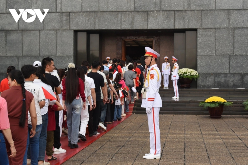 Sáng ngày 29/8/1975, Lễ khánh thành Lăng Chủ tịch Hồ Chí Minh được tổ chức trọng thể tại Hội trường Ba Đình. 50 năm qua, Lăng Chủ tịch Hồ Chí Minh luôn mở cửa để đón hàng triệu đồng bào Việt Nam và bạn bè quốc tế. 