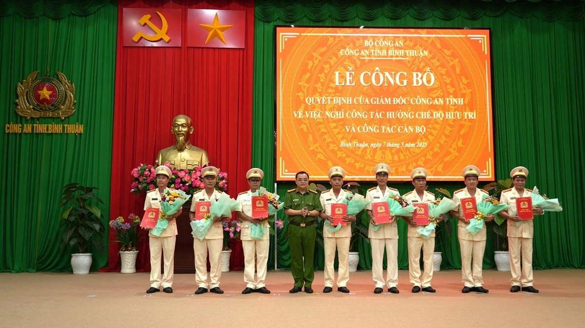 Đại diện lãnh đạo Công an tỉnh Bình Thuận trao các quyết định nghỉ công tác hưởng chế độ hưu trí. Ảnh: CABT