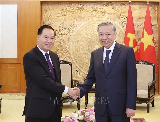 Tổng Bí thư Tô Lâm tiếp Bí thư Trung ương Đảng, Chánh Văn phòng Trung ương Đảng NDCM Lào Thongsalith Mangnomek. (Ảnh: TTXVN)