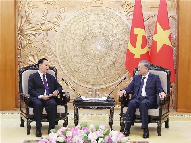 Tổng Bí thư Tô Lâm tiếp đồng chí Thongsalith Mangnomek, Bí thư Trung ương Đảng, Chánh Văn phòng Trung ương Đảng NDCM Lào. (Ảnh: TTXVN)