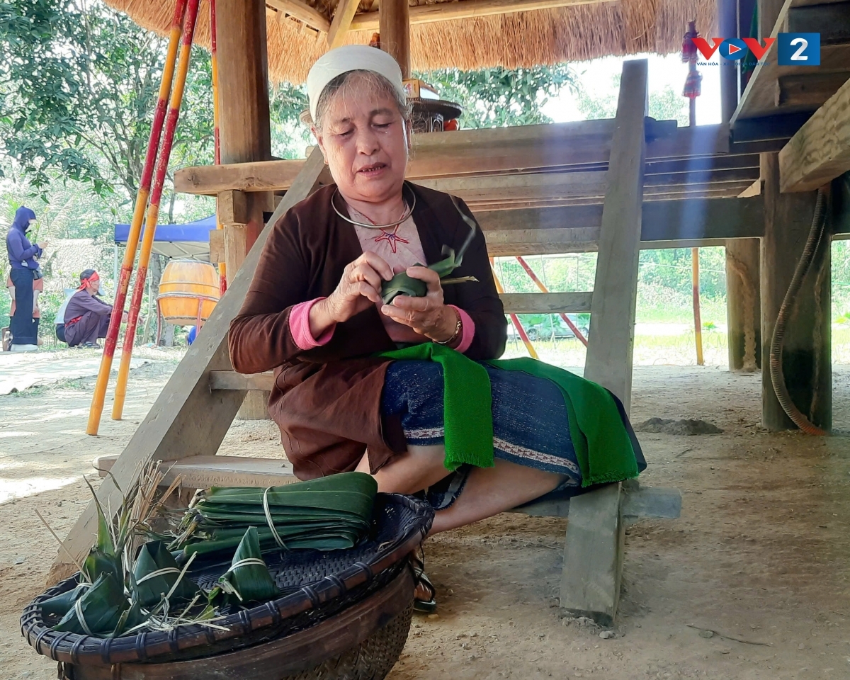 Bà Lê Thị Dung đang gói bánh ú để dâng cúng trong Lễ mừng cơm mới