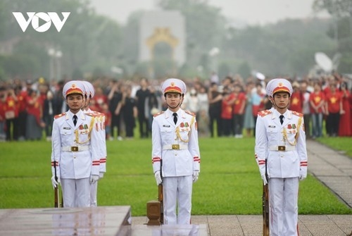 Phẩm chất quan trọng của cán bộ, nhân viên, chiến sĩ Bộ Tư lệnh Lăng Chủ tịch Hồ Chí Minh đó là bản lĩnh chính trị vững vàng, tinh thần sẵn sàng hy sinh, hết lòng phụng sự Tổ quốc, phục vụ nhân dân.