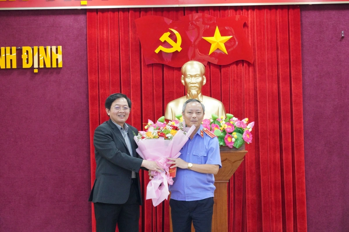 Bí thư Tỉnh ủy Bình Định Hồ Quốc Dũng tặng hoa chúc mừng ông Lê Trung Hưng (Ảnh: Thu Minh)