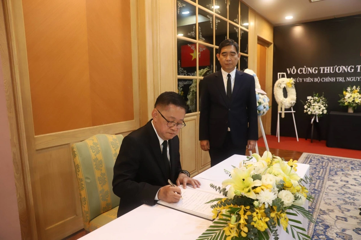 Phó Thủ tướng Thái Lan Prasert Jantararuangton ghi sổ tang