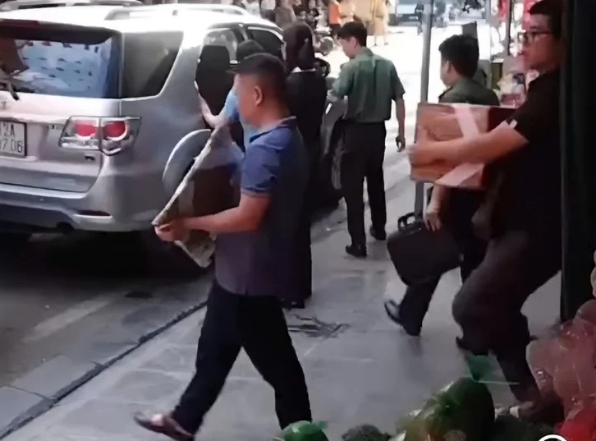 Lực lượng chức năng khám xét nơi ở và thu giữ nhiều tài liệu của Lê Việt Hùng.