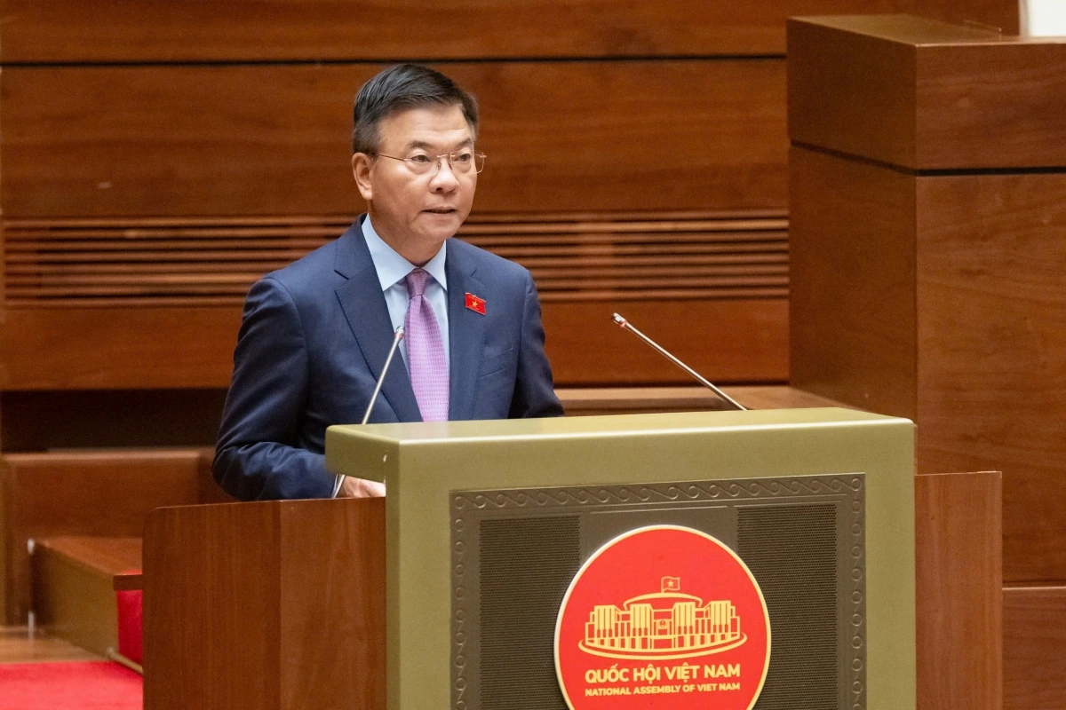 Phó Thủ tướng Chính phủ Lê Thành Long giải trình ý kiến các đại biểu nêu. Ảnh: Media Quốc hội