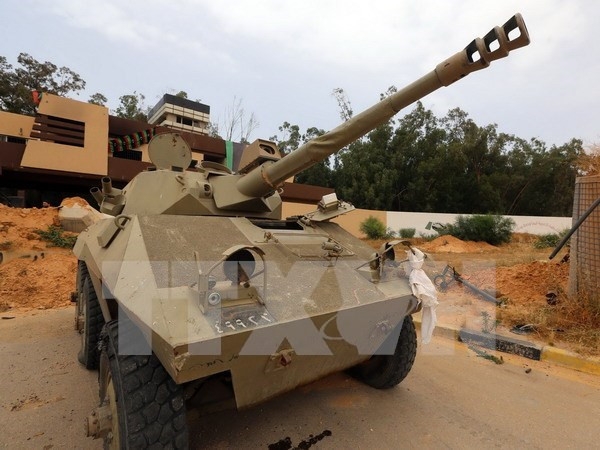 Lực lượng dân quân Libya gác trên một tuyến đường gần Tripoli. (Nguồn: THX/TTXVN)