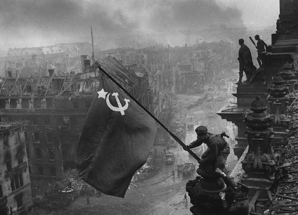 Người lính Hồng quân Liên Xô giương cao lá cờ búa liềm trên nóc tòa nhà Quốc hội ở Berlin, đánh dấu sự sụp đổ của Đức Quốc xã. (Ảnh tư liệu)