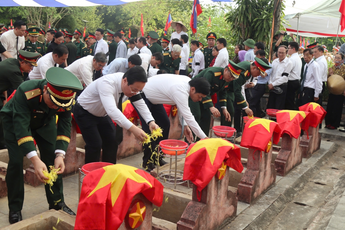 Các đại biểu tham dự lễ truy điệu rải hoa nơi phần mộ các liệt sỹ.