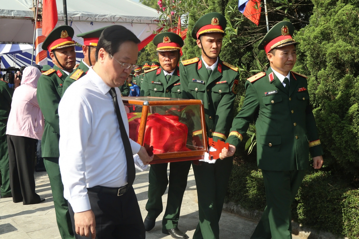Ông Nguyễn Đức Trung - Bí thư Tỉnh ủy Nghệ An và thiếu tướng Đoàn Xuân Bường - Chính ủy Quân khu 4 di hài cốt liệt sĩ an táng tại nghĩa trang liệt sĩ huyện Nghi Lộc.
