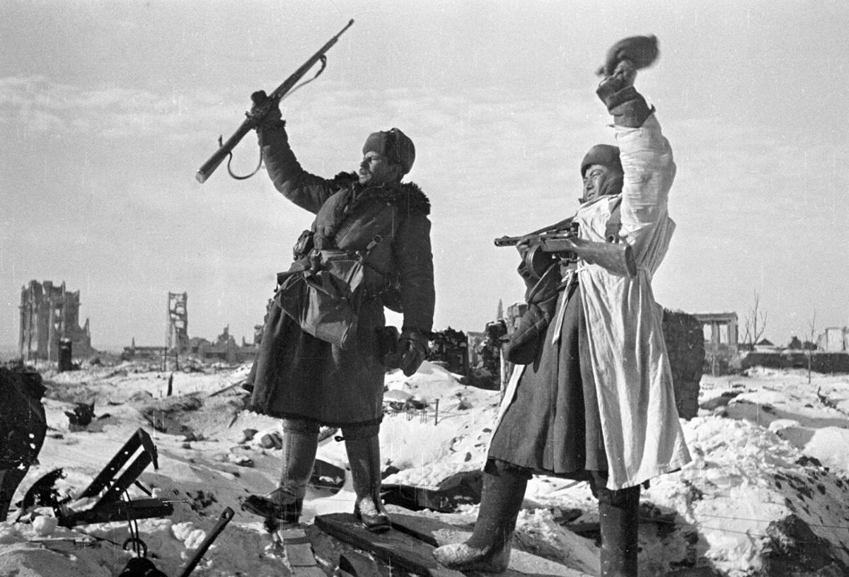 Lính Liên Xô mừng chiến thắng ở Stalingrad. Ảnh: Sputnik