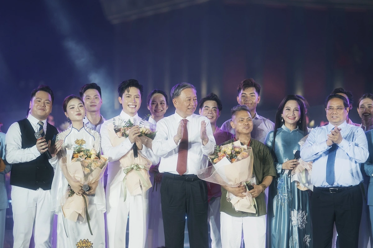 Anh Tú và các nghệ sĩ đã nhận được lời động viên trực tiếp từ Tổng Bí thư Tô Lâm và Thủ tướng Phạm Minh Chính sau khi chương trình "Người là Hồ Chí Minh" kết thúc