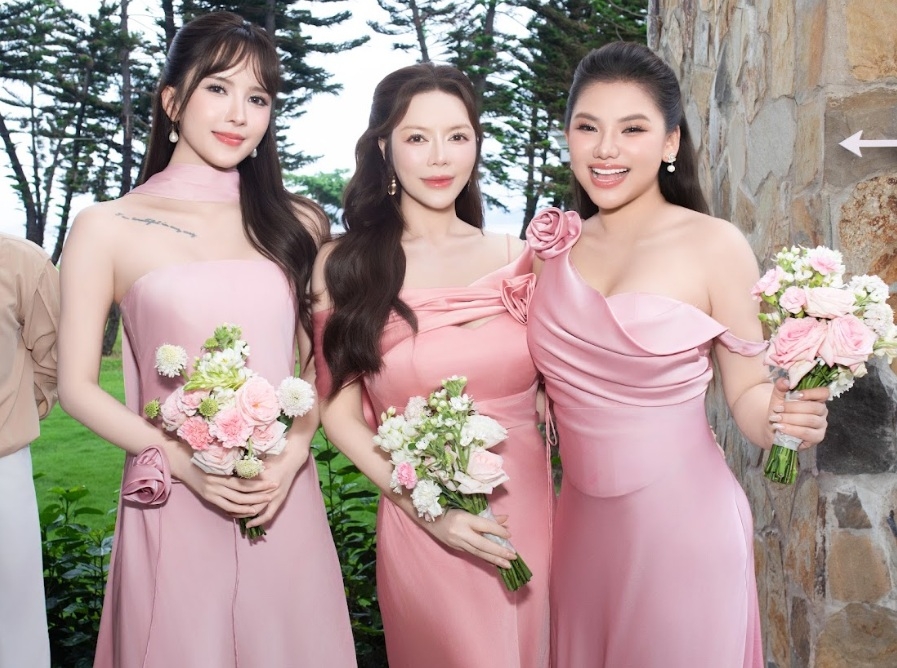 Trong suốt thời gian chuẩn bị cho đám cưới, Lý Nhã Kỳ đã sát cánh bên Hồ Quỳnh Hương, từ việc góp ý tưởng cho đến việc hỗ trợ về mặt tinh thần.