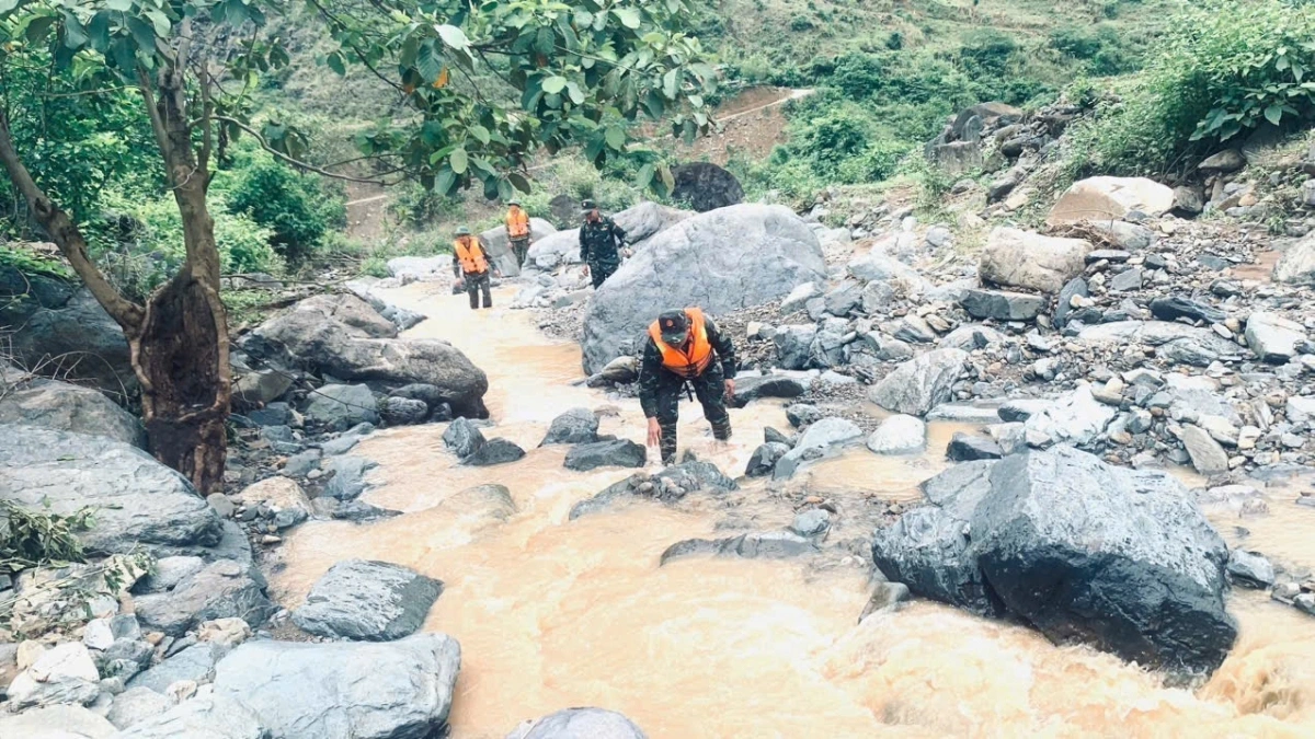 Lực lượng chức năng tìm kiếm nạn nhân mất tích