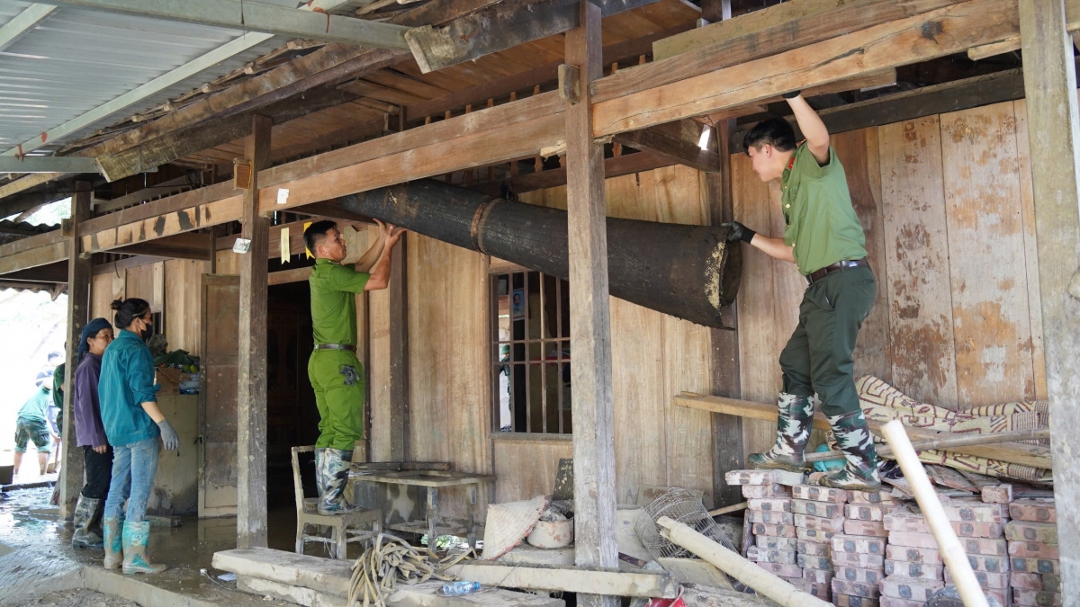 Lực lượng chức năng, nhân dân địa phương hỗ trợ các gia đình bị thiệt hại di chuyển tài sản (Ảnh: Công an Bắc Kạn cung cấp)