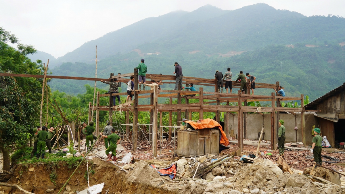 Lực lượng quân đội, công an và chính quyền, nhân dân địa phương khẩn trương dựng lại nhà cho người dân vùng lũ. (Ảnh: Công an Bắc Kạn cung cấp)