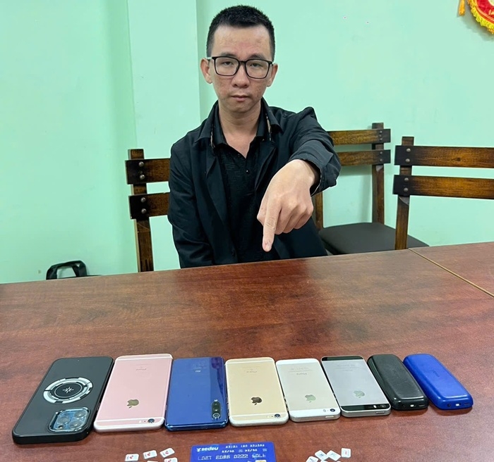 Đối tượng Nguyễn Chí Thiện sử dụng nhiều điện thoại, tạo lập các tài khoản để lừa đảo.