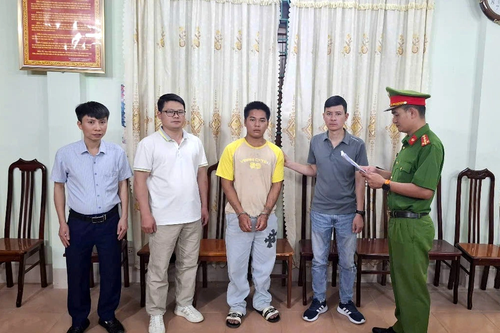 Lực lượng công an Lai Châu đọc lệnh bắt giữ đối tượng Lò A Hạnh