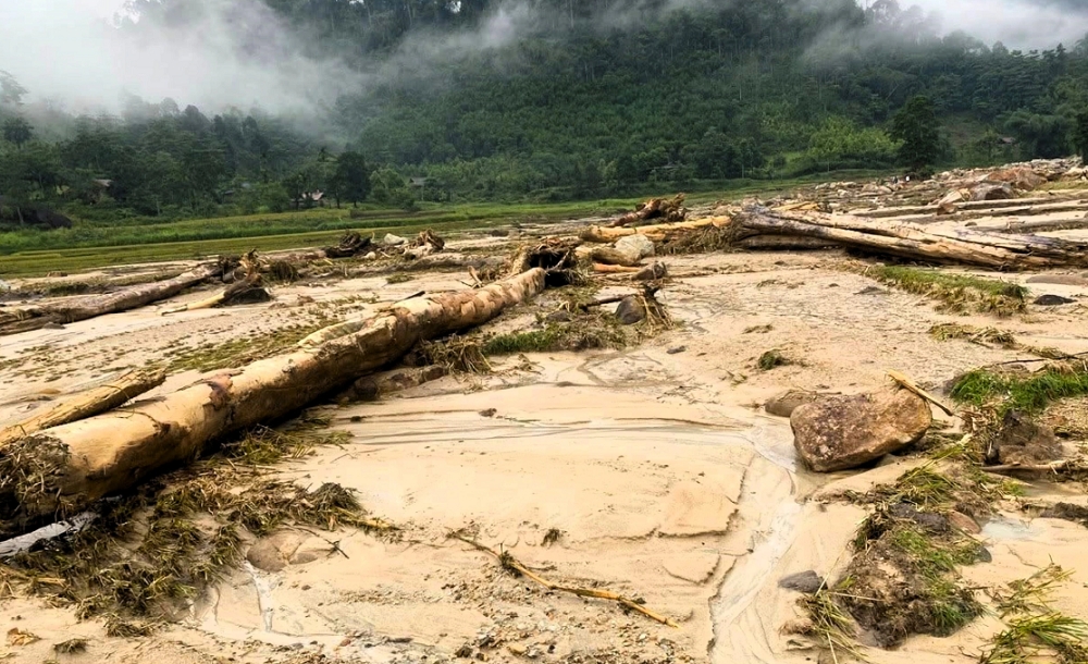 Thống kê ban đầu, có 3 ngôi nhà bi cuốn trôi, trong đó có một ngôi bị cuốn trôi hoàn toàn.  Nhiều nhà dân bị hư hỏng và thiệt hại nặng, một số cột viễn thông bị đổ gãy.... Tổng thiệt hại ước tính khỏang 7 tỷ đồng.