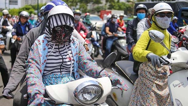 Việc chị em đi xe máy mùa nắng nóng cần bảo vệ sức khỏe và làn da là điều cần thiết, nhưng hãy chọn trang phục phù hợp để đảm bảo cả an toàn khi tham gia giao thông. (Ảnh minh họa: KT)