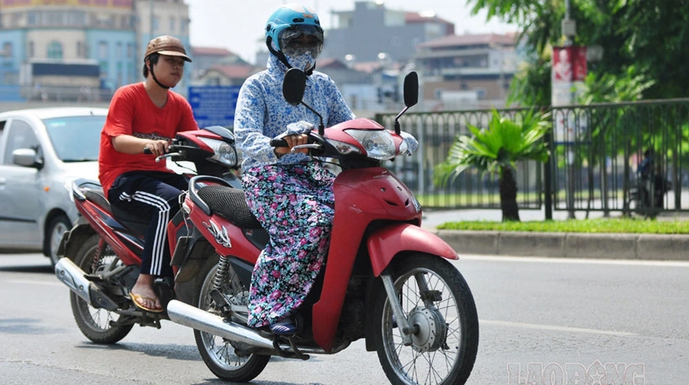 Nhiều tai nạn giao thông không đáng có đã xảy ra do chị em lựa chọn trang phục không phù hợp...
(Ảnh minh họa: Báo Lao Động)