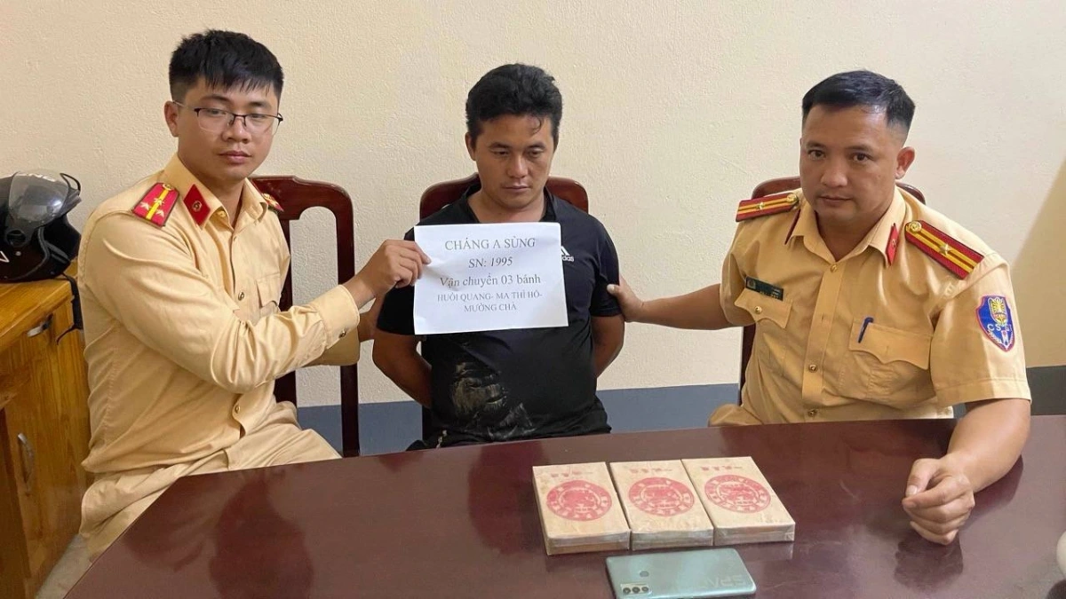 Đối tượng Cháng A Sùng cùng tang vật tại cơ quan công an