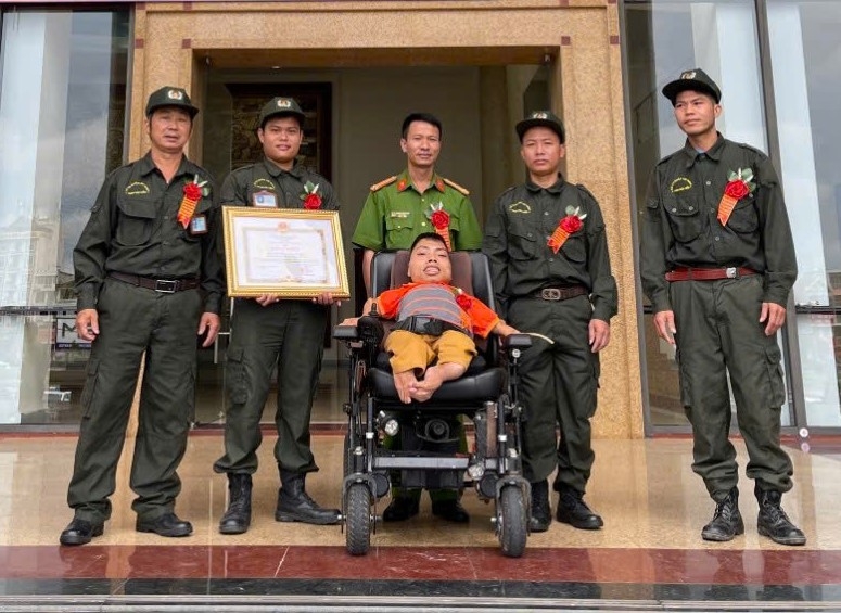Anh Thân Ngọc Mạnh cùng đội an ninh tự quản được Công an tỉnh Bắc Giang vinh danh vì đã có thành tích trong phong trào Toàn dân bảo vệ an ninh Tổ quốc (Ảnh: NVCC)