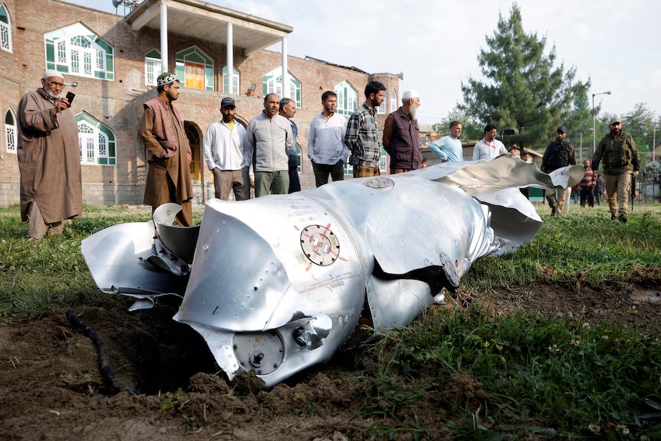 Mảnh vỡ máy bay rơi xuống khuôn viên trường học ở làng Wuyan, vùng Kashmir ngày 7/5. Ảnh: Reuters