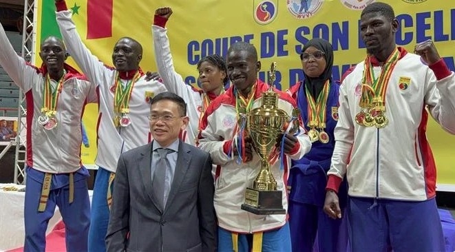 Vietnamese Ambassador to Algeria and Senegal Tran Quoc Khanh and winners of the 2025 Vietnam Ambassador Vovinam Cup.