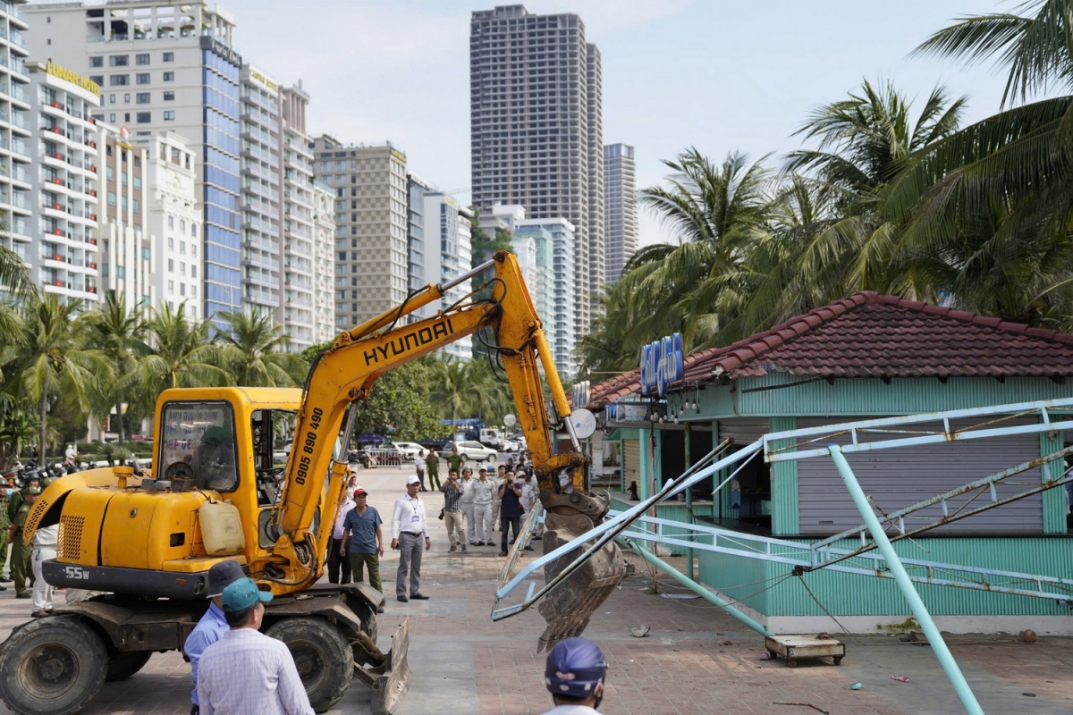 Cơ quan chức năng tiến hành cưỡng chế, tháo dỡ quầy hàng dọc bãi biển Sơn Trà