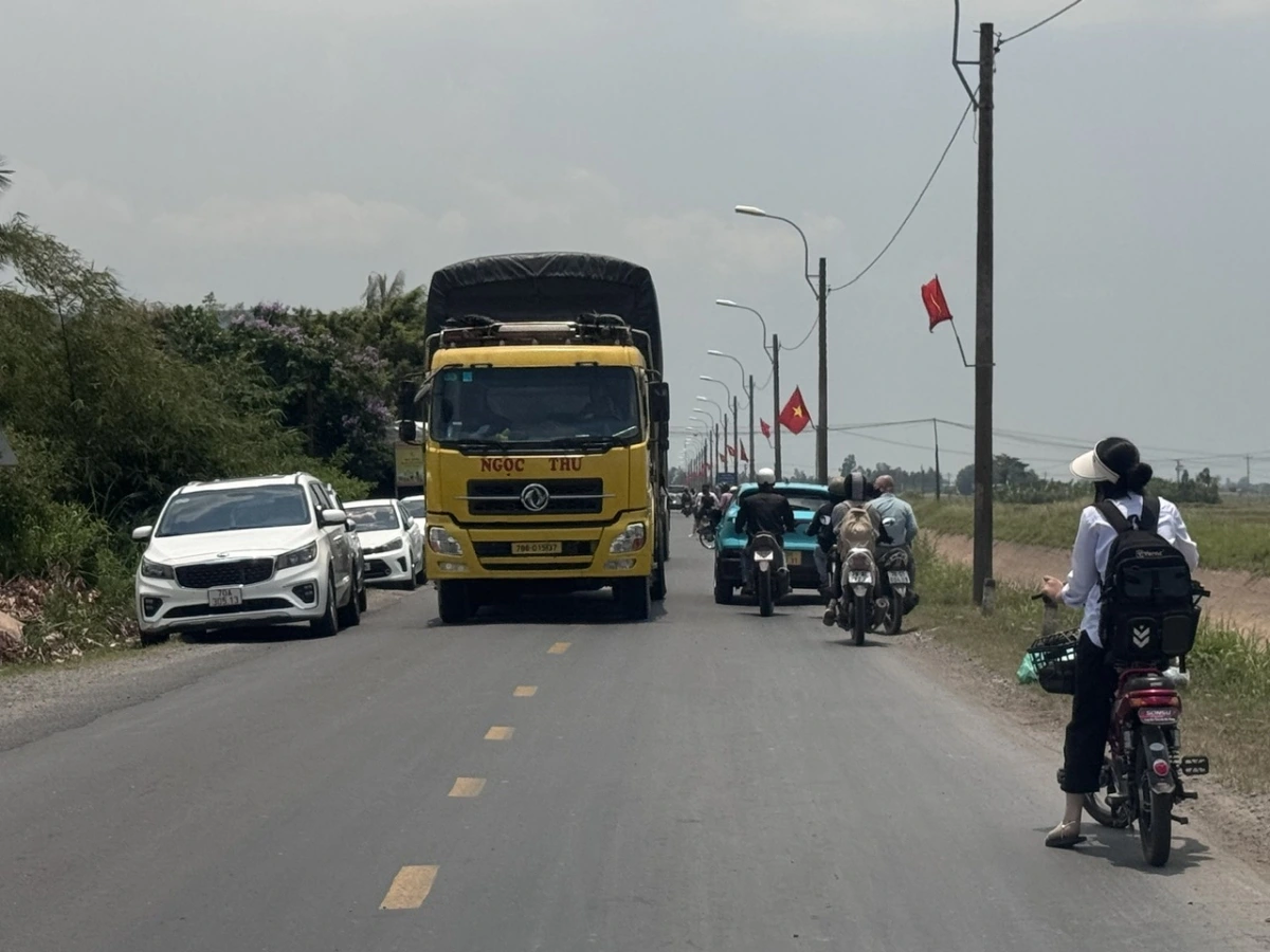Mật độ phương tiện dày đặc trên Quốc lộ 29 đoạn qua tỉnh Phú Yên. 