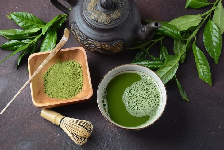 Chuyên gia khuyên rằng không nên uống matcha trong bữa ăn hoặc ngay khi dùng bổ sung viên sắt - Ảnh minh họa