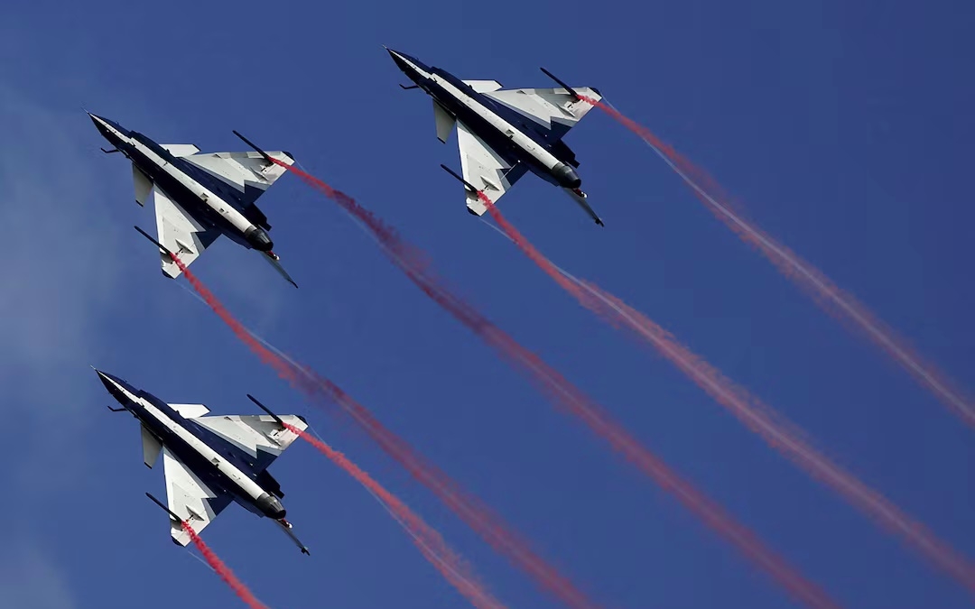 Máy bay tiêm kích J-10 của không quân Trung Quốc trong một màn trình diễn. Ảnh: Reuters.