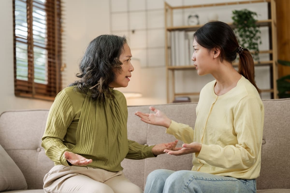Tôi bị mẹ chồng mắng vì đi du lịch khi em chồng đang ốm (Ảnh minh họa, nguồn: KT)