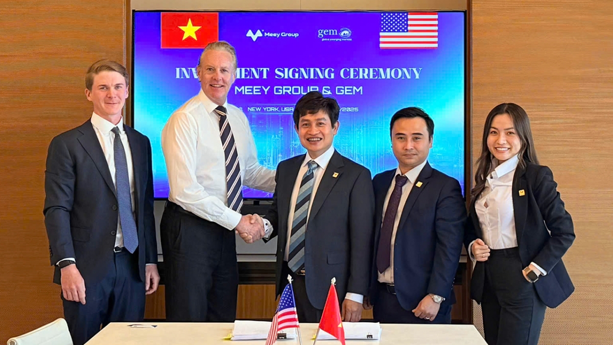 Ông Chris F. Brown – Giám đốc GEM (áo trắng) và ông Hoàng Mai Chung – Chủ tịch HĐQT Meey Group tại lễ ký kết