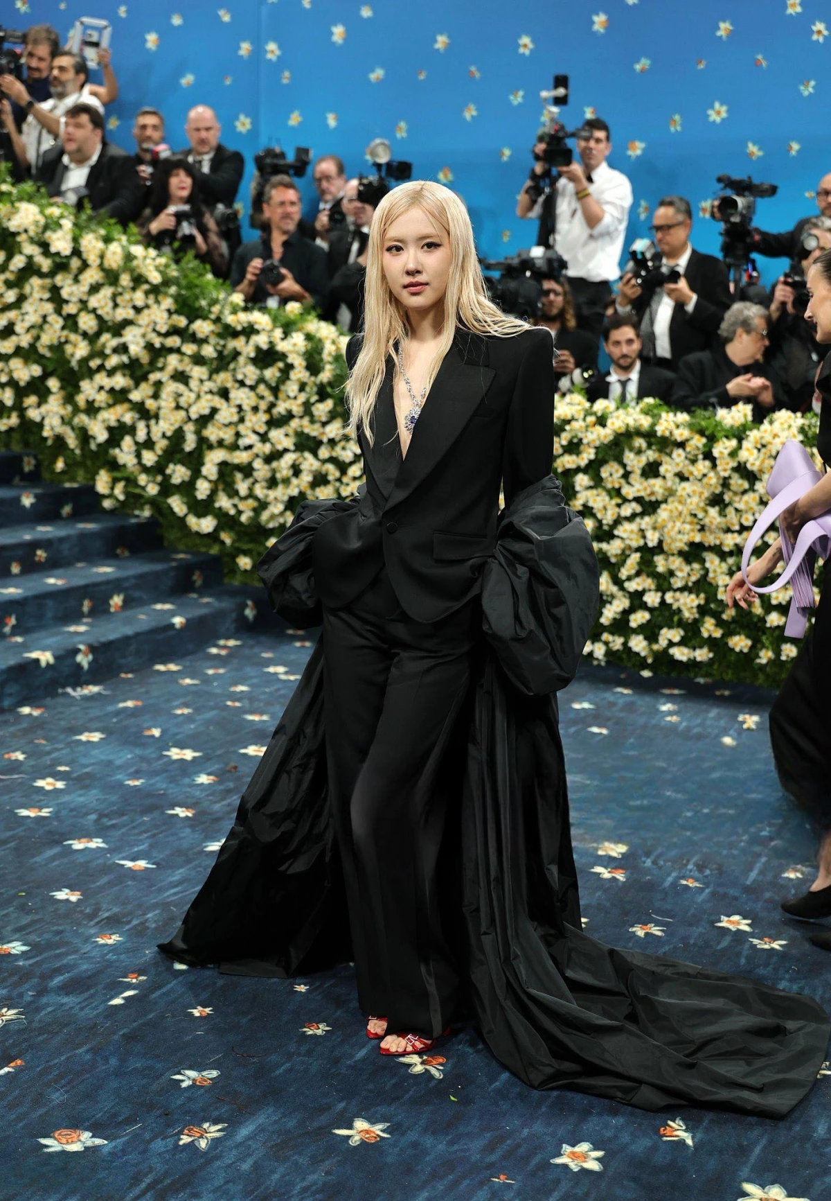 Rosé được xem là người bám sát chủ đề nhất khi diện bộ vest đen được may đo tinh tế từ Saint Laurent, phối cùng trang sức Tiffany &amp; Co.