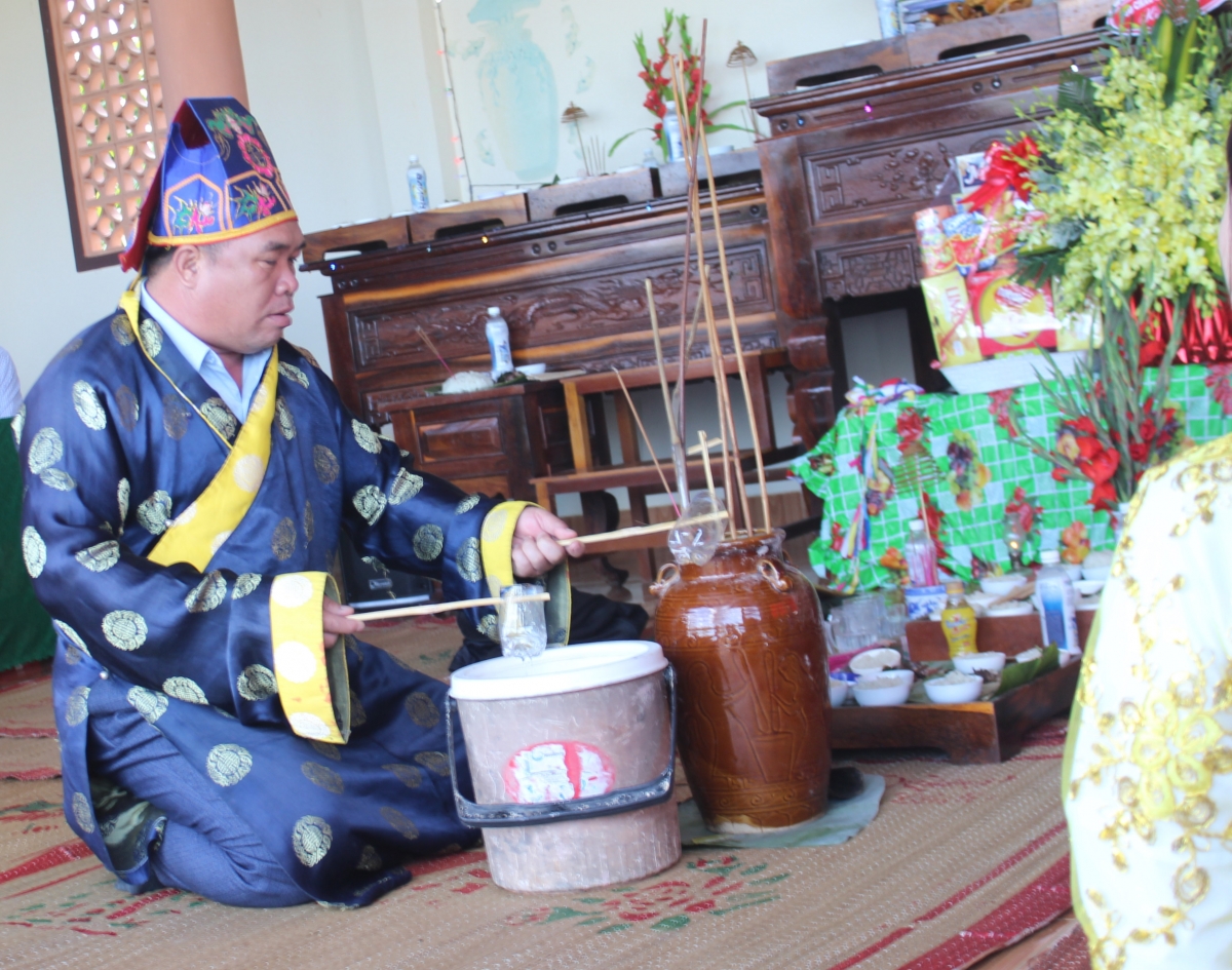 Thầy mo thực hành diễn xướng Mo trong các nghi lễ tang ma, cúng mụ, giải hạn, cưới hỏi, làm nhà mới…