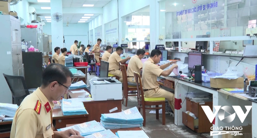 Cán bộ Đội Đăng ký, Quản lý phương tiện giao thông cơ giới đường bộ – Phòng Cảnh sát giao thông (PC08), Công an TP.HCM đang giải quyết thủ tục đăng ký xe cho người dân