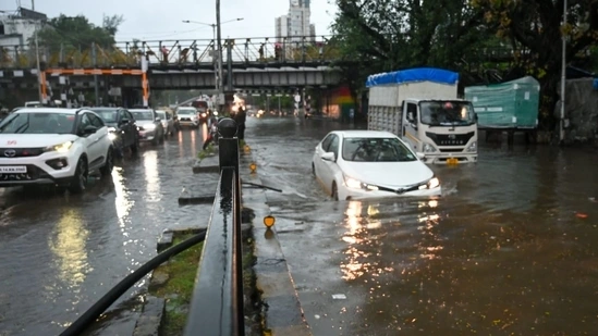 Mưa lớn khiến hệ thống giao thông của Thành phố Mumbai, Ấn Độ bị tê liệt (Ảnh Hindustantimes)