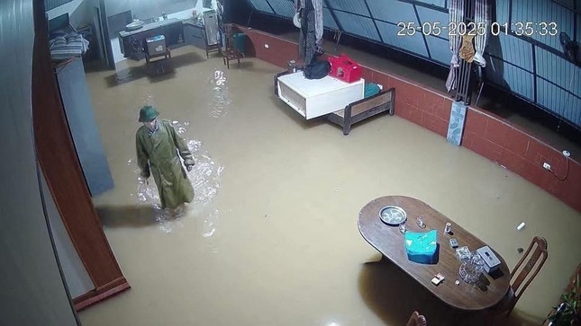Nước tràn vào nhà dân ở Hà Tĩnh trong đêm 24/5