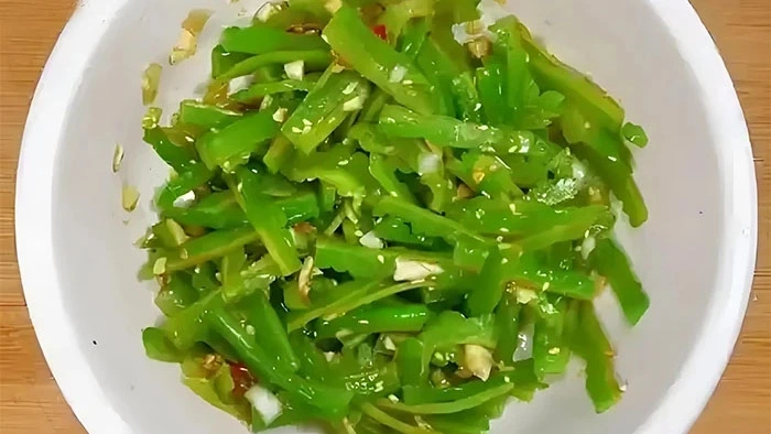 Món salad mướp đắng thích hợp với mùa hè, giúp giải nhiệt. (Ảnh: Sohu)